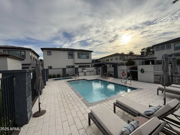 $699,900 | 1555 East Ocotillo Road, Unit 20, Phoenix, AZ 85014