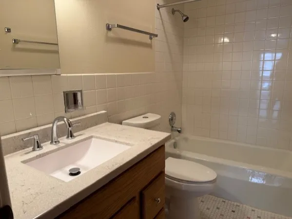 $1,585 | 5240 Galitz Street, Unit 101, Skokie, IL 60077