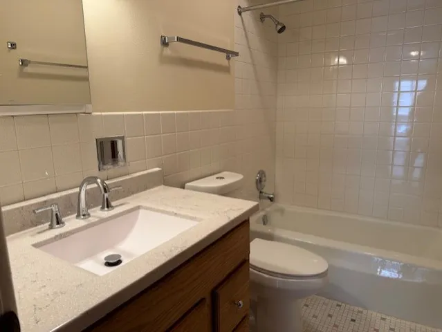 $1,585 | 5240 Galitz Street, Unit 101, Skokie, IL 60077