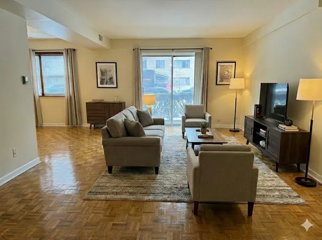 $1,585 | 5240 Galitz Street, Unit 101, Skokie, IL 60077