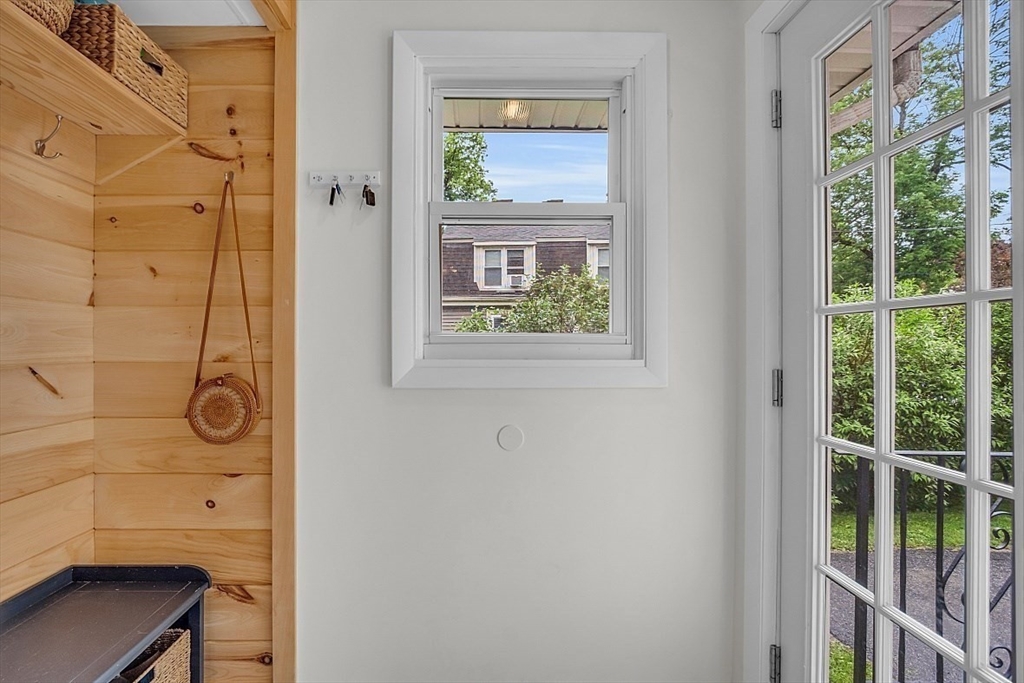 33 Wendover Road Worcester, MA 01606 - Photo 18 of 42 a view of an entryway