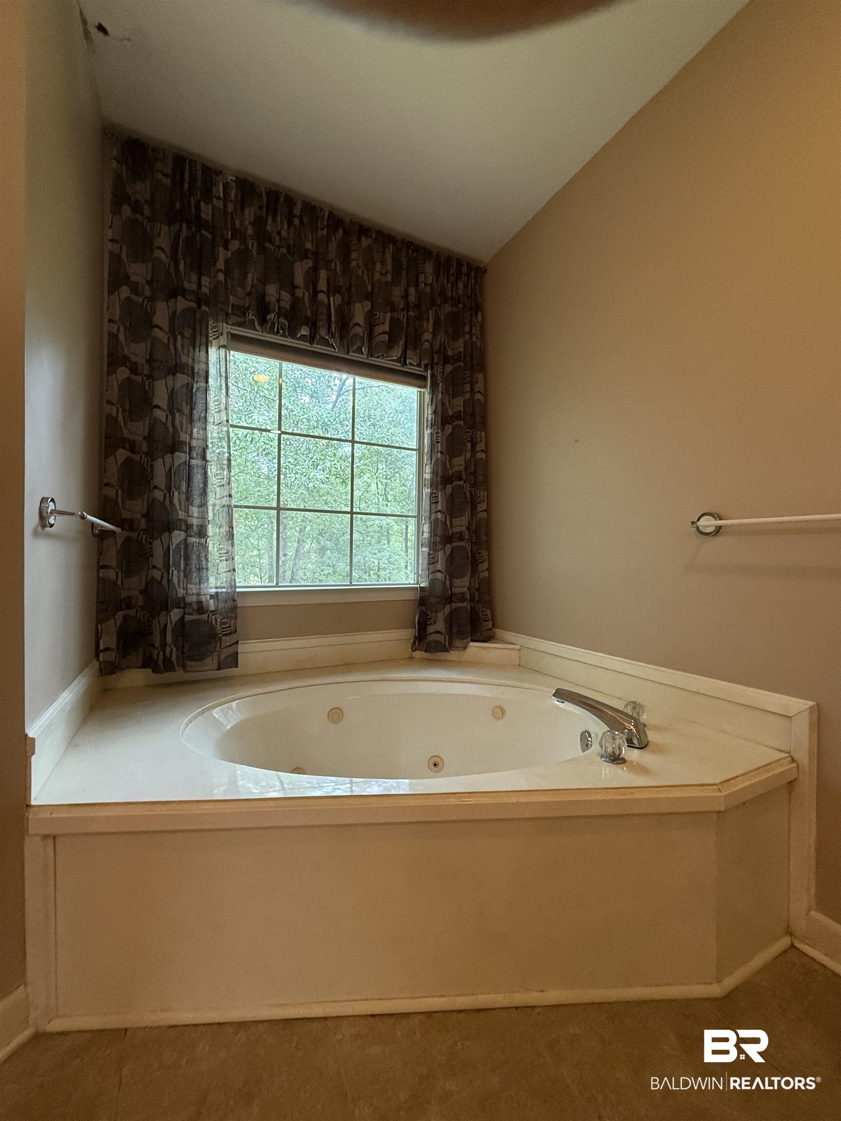 295 Norwood Road Monroeville, AL 36460 - Photo 12 of 32 Full bath featuring a tub with jets and lofted ceiling