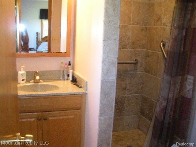 4661 Crawford Road Dryden, MI 48428 - Photo 10 of 20 MASTER BATH.JPG