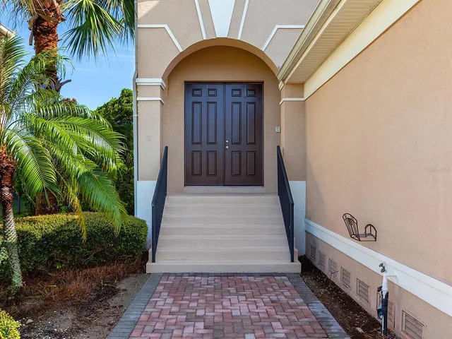 a view of entryway with yard