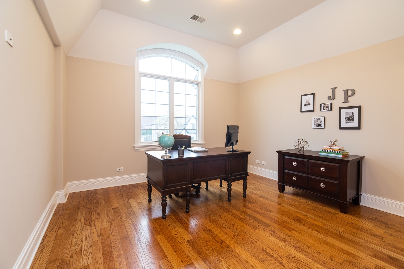 2283 Scott Road Northbrook, IL 60062 - Photo 24 of 33 a workspace with furniture and wooden floor