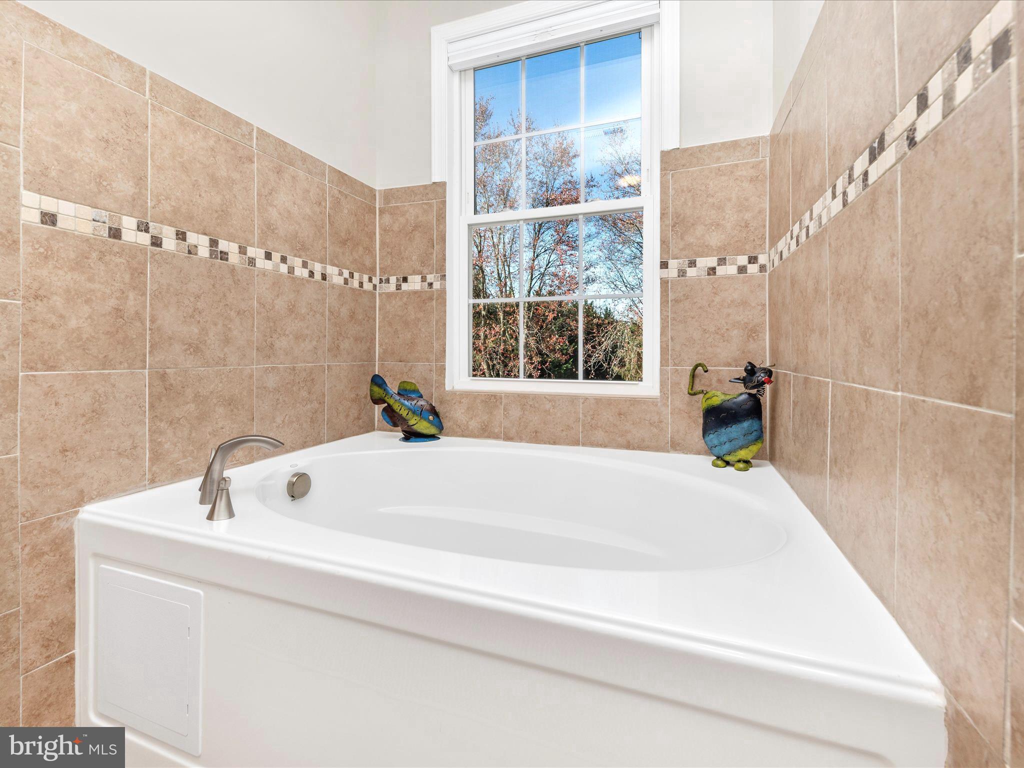 15121 Sugarland Road Poolesville, MD 20837 - Photo 19 of 61 Primary Bathroom