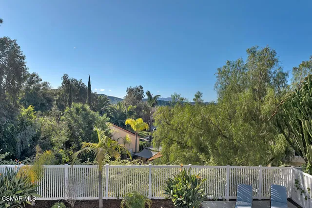 a view of a back yard