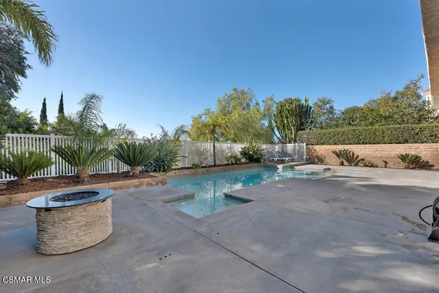 a view of a yard with flower plants