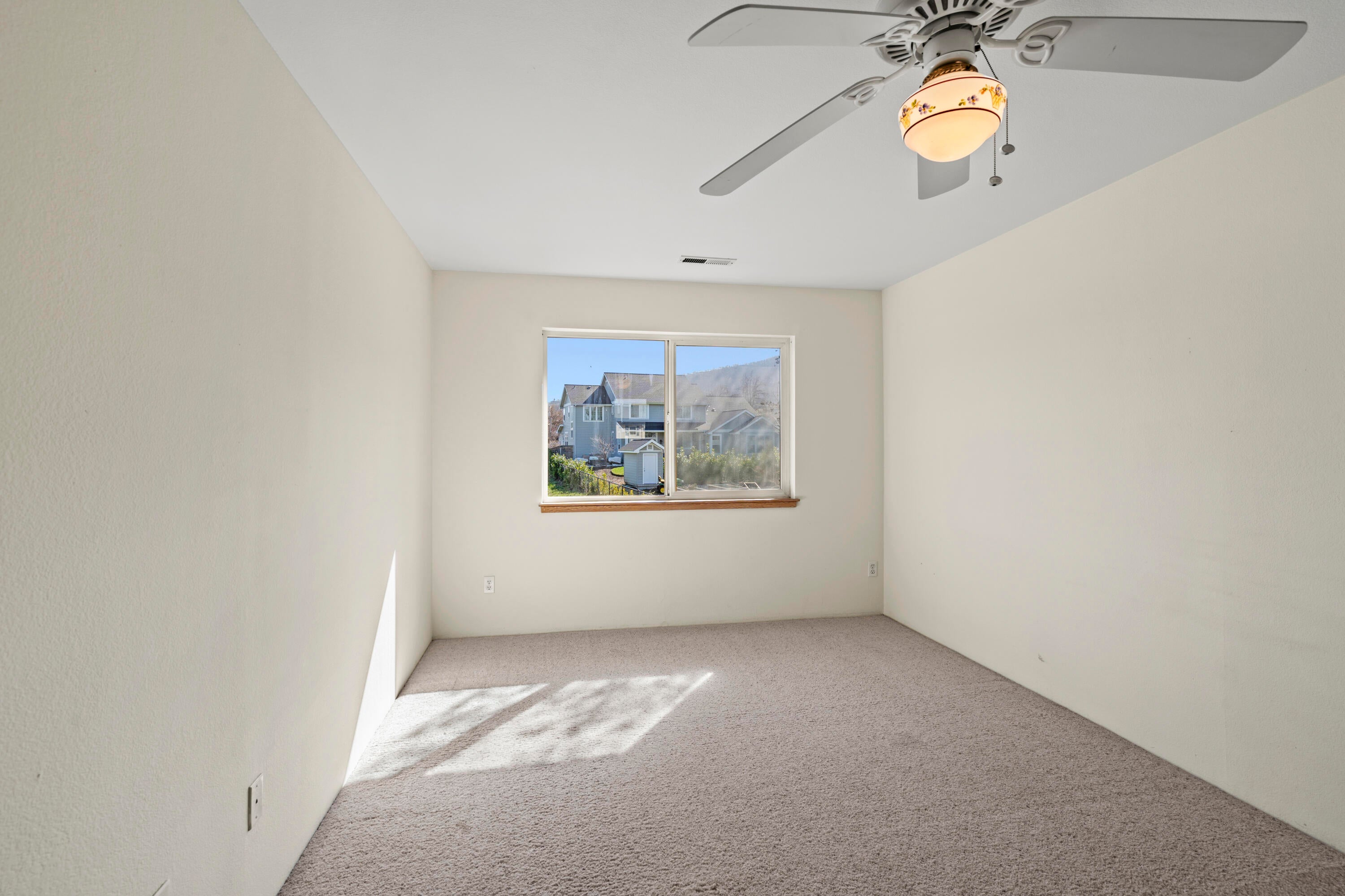 490 Tulipan Way Talent, OR 97540 - Photo 21 of 44 490 tulipan way - 21