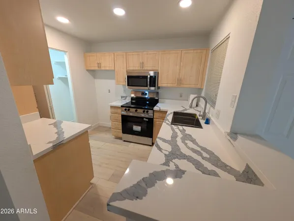 $1,900 | 1880 East Morten Avenue, Unit 101, Phoenix, AZ 85020