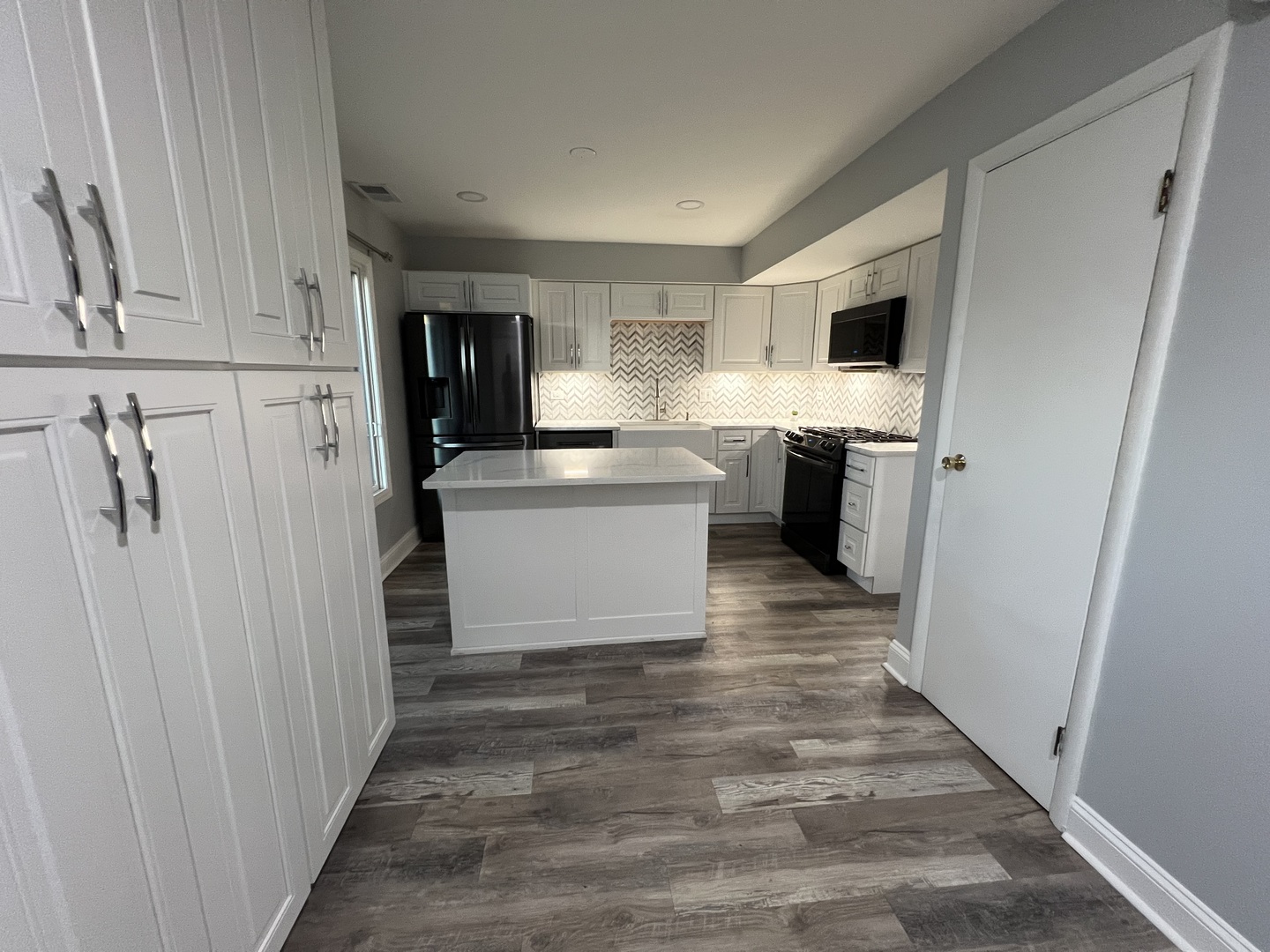 1067 Cascade Drive Aurora, IL 60506 - Photo 3 of 20 a view of a kitchen with electric appliances