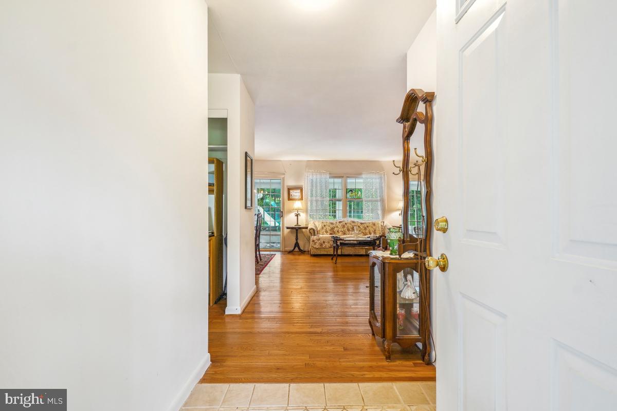 17916 Muncaster Road Derwood, MD 20855 - Photo 6 of 37 Entry