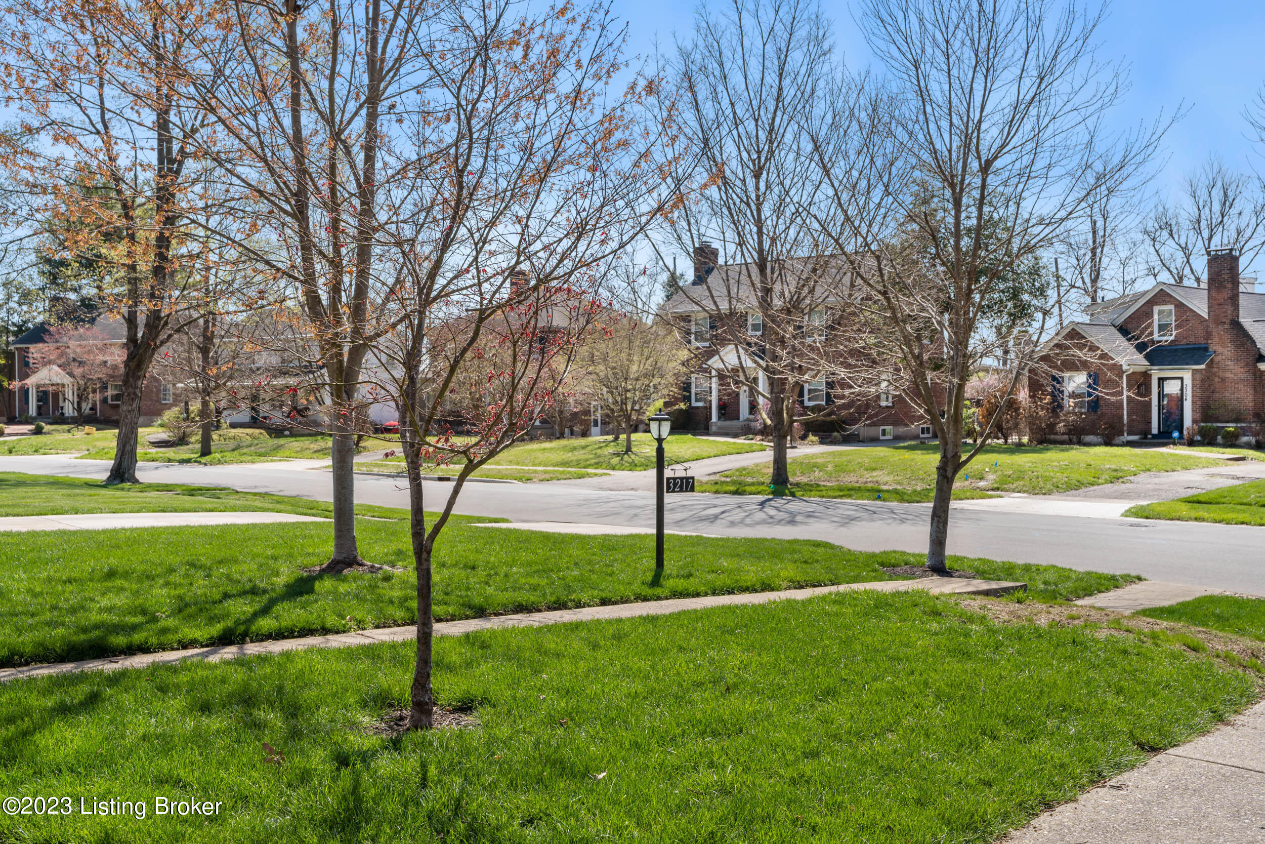 3217 Robin Road Louisville, KY 40213 - Photo 5 of 18 3219 Robin Rd-05