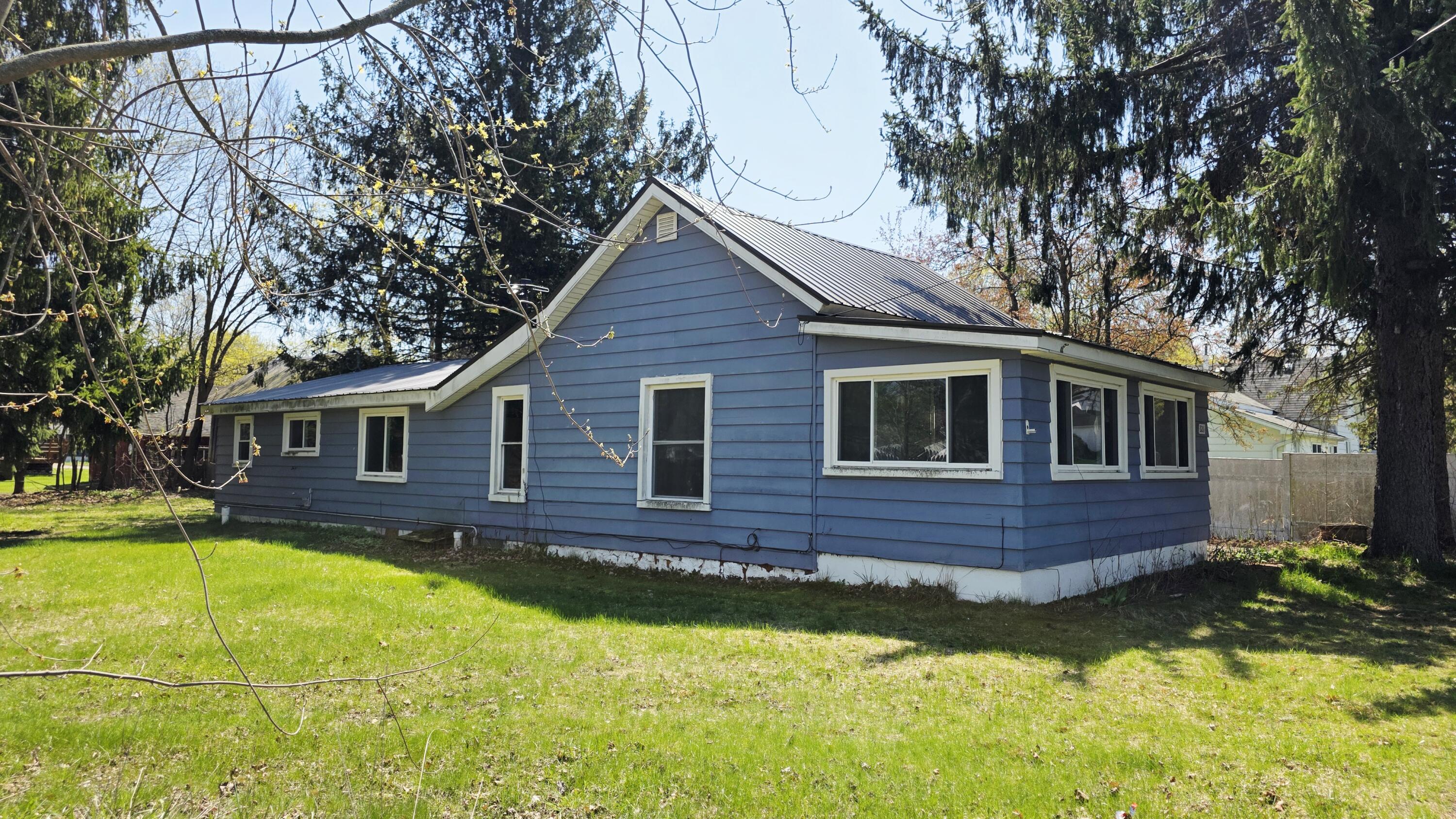 321 South 4th Street Edmore, MI 48829 - Photo 5 of 27 20260423_122153