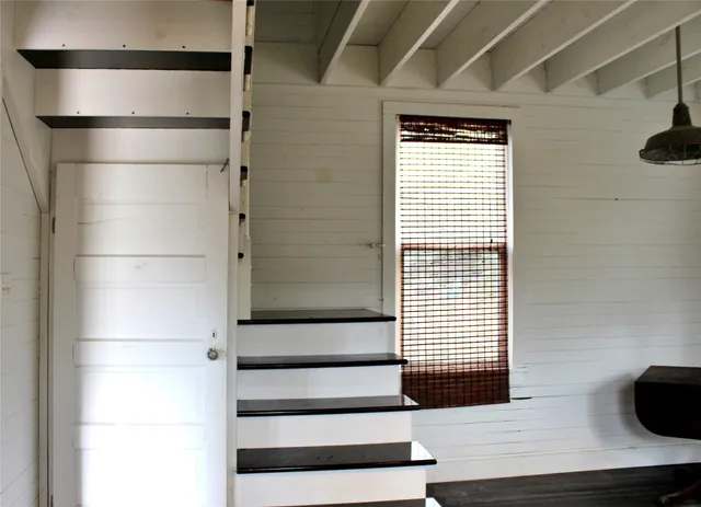 a view of entryway and kitchen