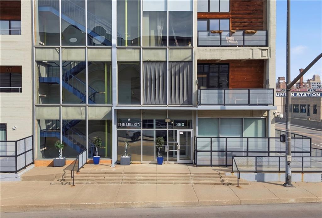 360 West Pershing Road, Unit 30 Kansas City, MO 64108 - Photo 2 of 28