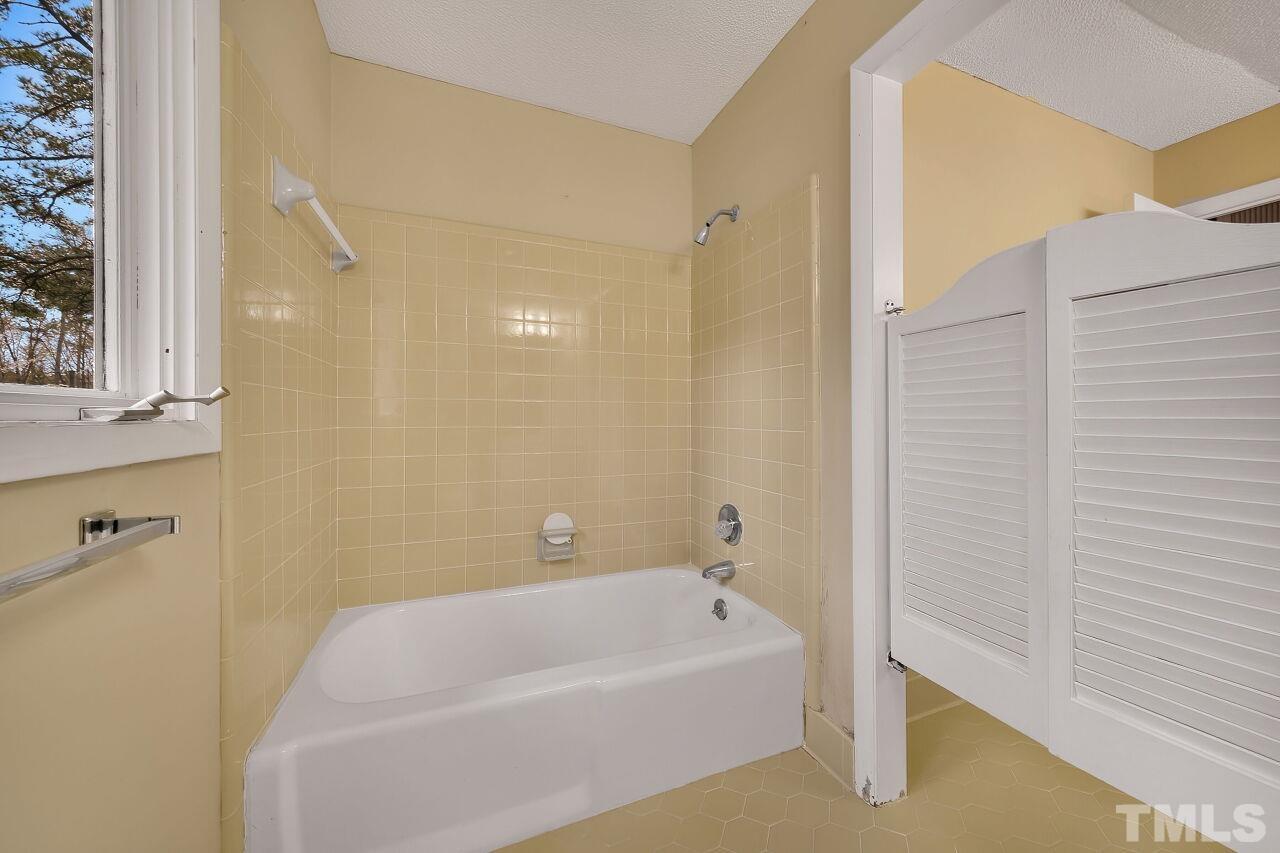 3413 Malibu Drive Raleigh, NC 27607 - Photo 18 of 30 a bathroom with a bathtub