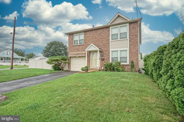 a view of a yard in front of a house
