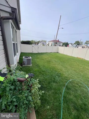 a view of a back yard