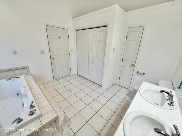 $568,000 | 100 Rabbit Run, Clarks Summit, PA 18411