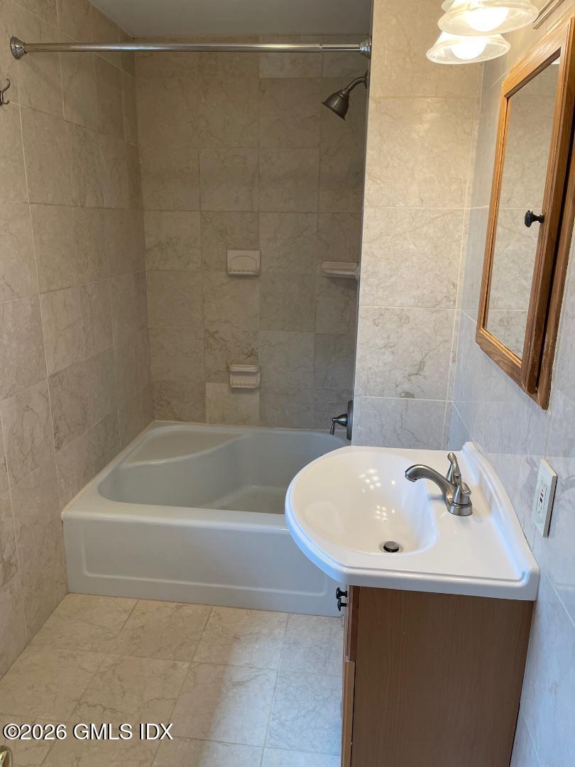 139 Havemeyer Place, Unit 2 Greenwich, CT 06830 - Photo 16 of 22 Bath 1