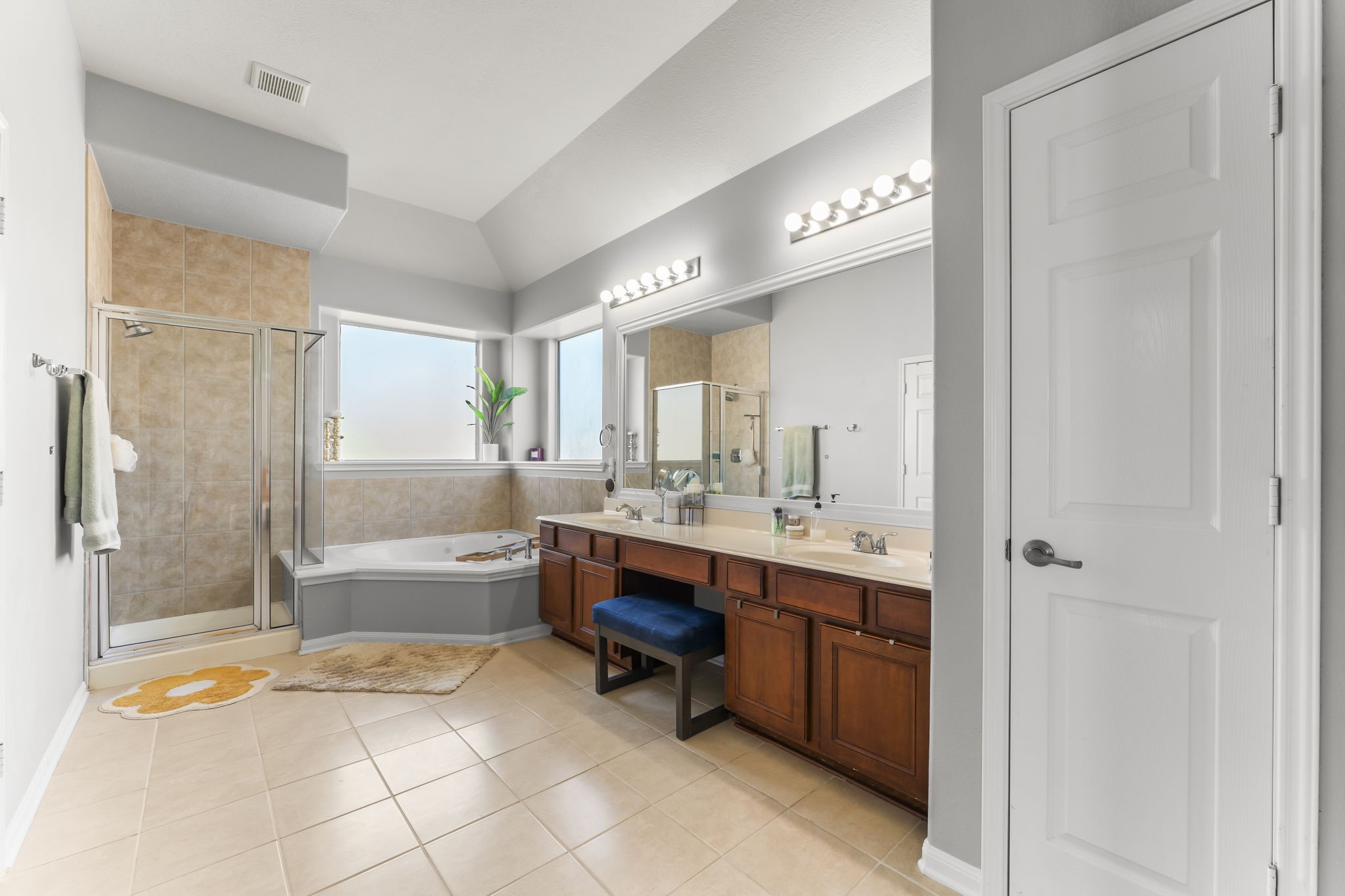 6515 Pine Arrow Court Spring, TX 77389 - Photo 20 of 31 Primary bathroom with dual sinks, separate shower and tub.
