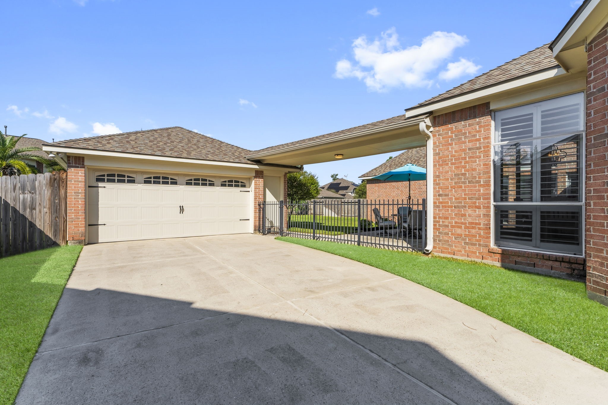 6515 Pine Arrow Court Spring, TX 77389 - Photo 3 of 31 Fenced walkway from the garage to the back door.