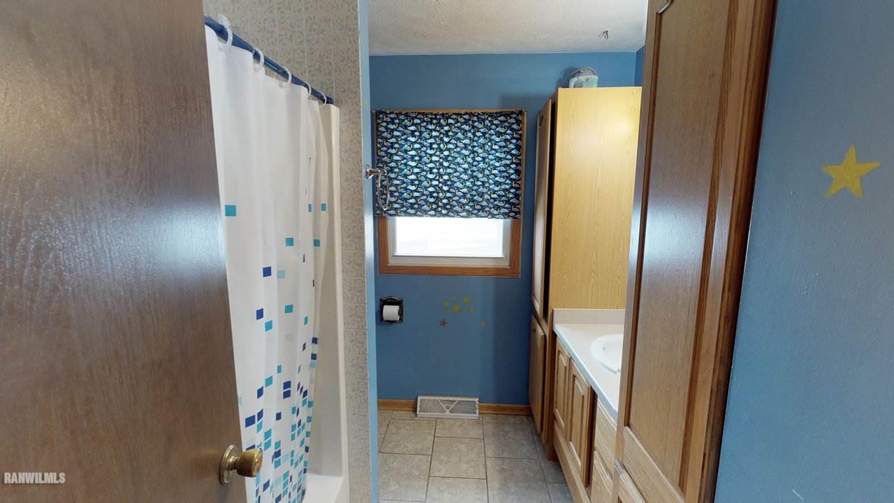 11280 Benson Road Lanark, IL 61046 - Photo 11 of 20 a bathroom with a mirror