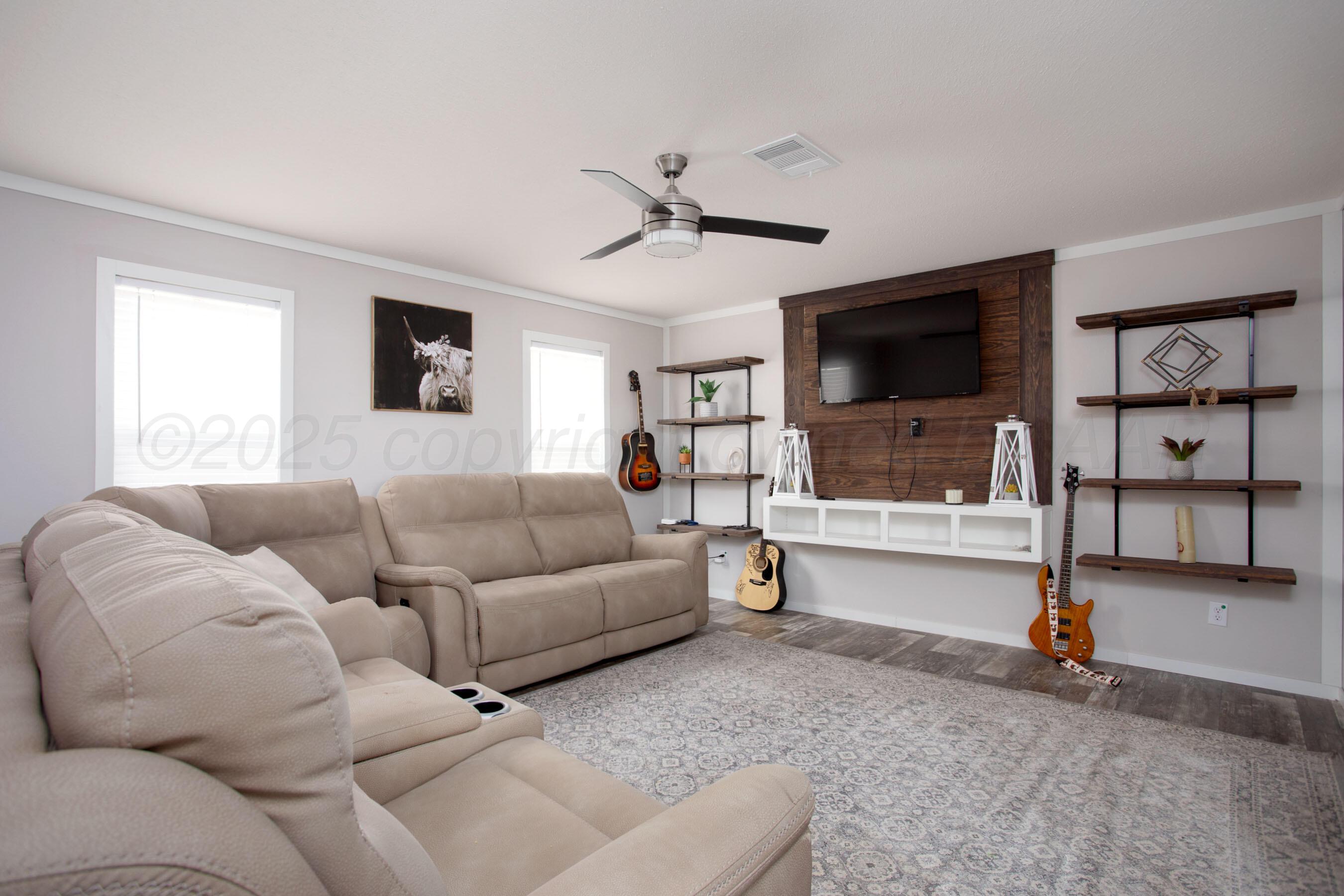 6300 Voorhees Road Amarillo, TX 79119 - Photo 10 of 27 a living room with furniture and a flat screen tv