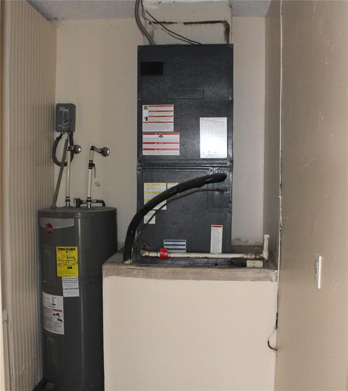 11100 Einbender Road Orlando, FL 32825 - Photo 22 of 26 a bathroom with a sink and a mirror