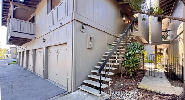 a view of entryway with a front door