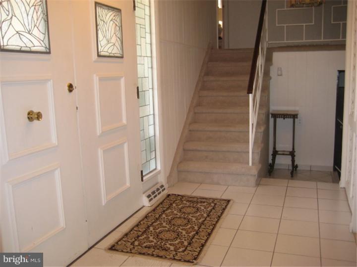 204 Moredun Road Philadelphia, PA 19115 - Photo 3 of 24 Foyer