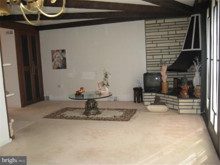 204 Moredun Road Philadelphia, PA 19115 - Photo 5 of 24 Living Room