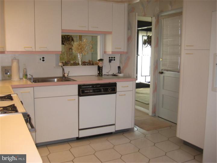 204 Moredun Road Philadelphia, PA 19115 - Photo 8 of 24 Kitchen