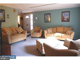 710 Susquehanna Road Philadelphia, PA 19111 - Photo 2 of 8 Living Room