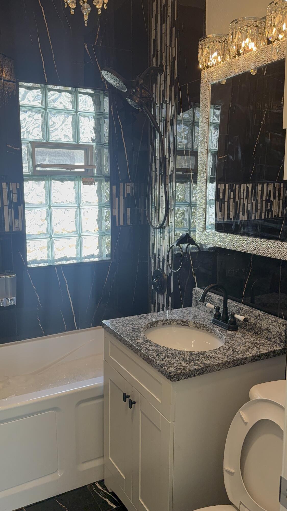 5547 North 37th Street Milwaukee, WI 53209 - Photo 2 of 31 IMG_6561