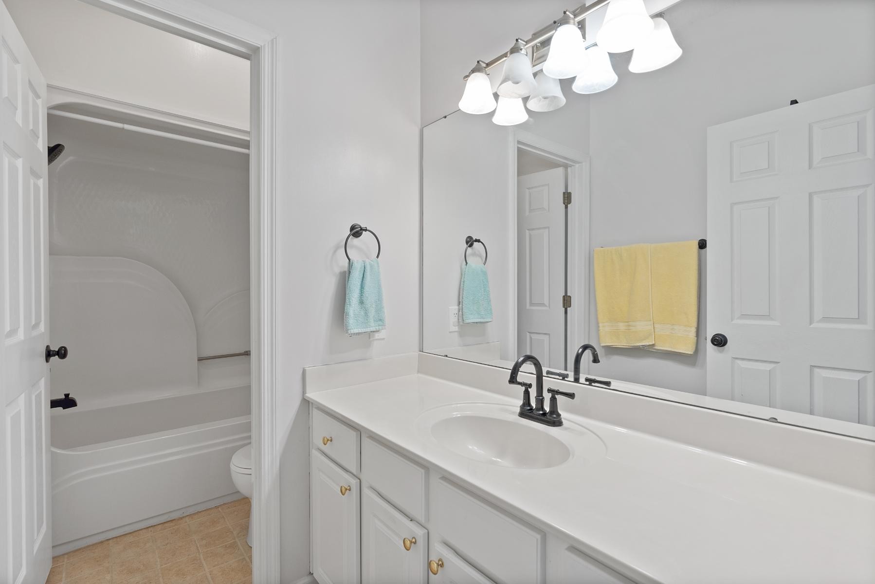28 Spring Valley Road Taft, TN 38488 - Photo 31 of 55 a bathroom with a bathtub a sink and a mirror