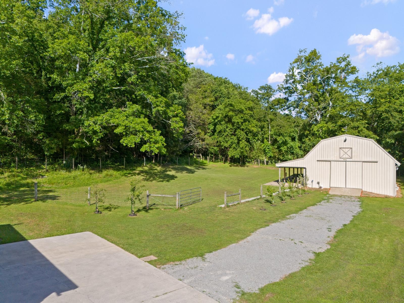 28 Spring Valley Road Taft, TN 38488 - Photo 44 of 55 a view of a garden with a building in the background