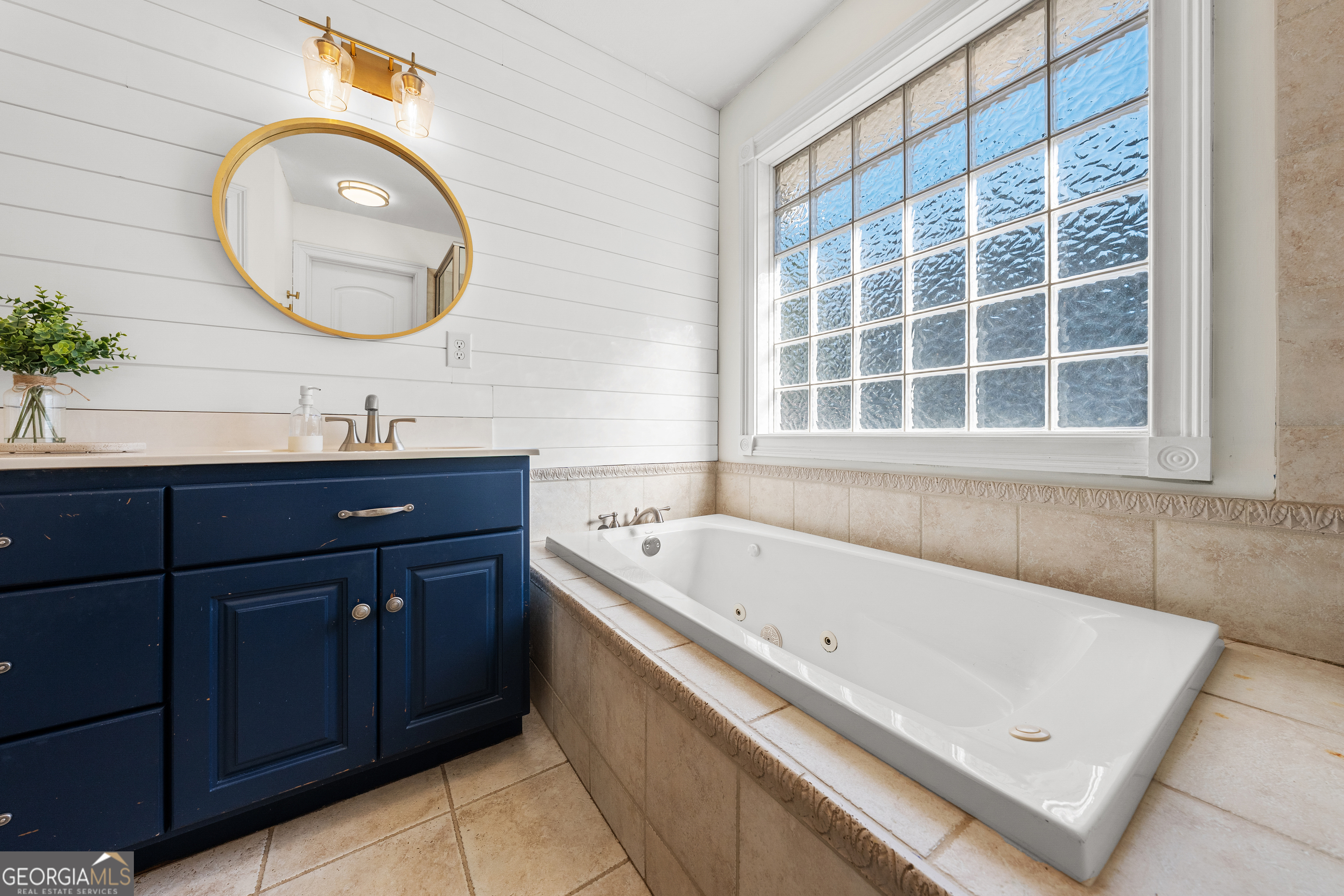 175 Highland Ridge Drive Hartwell, GA 30643 - Photo 24 of 46 a bathroom with a tub sink and mirror