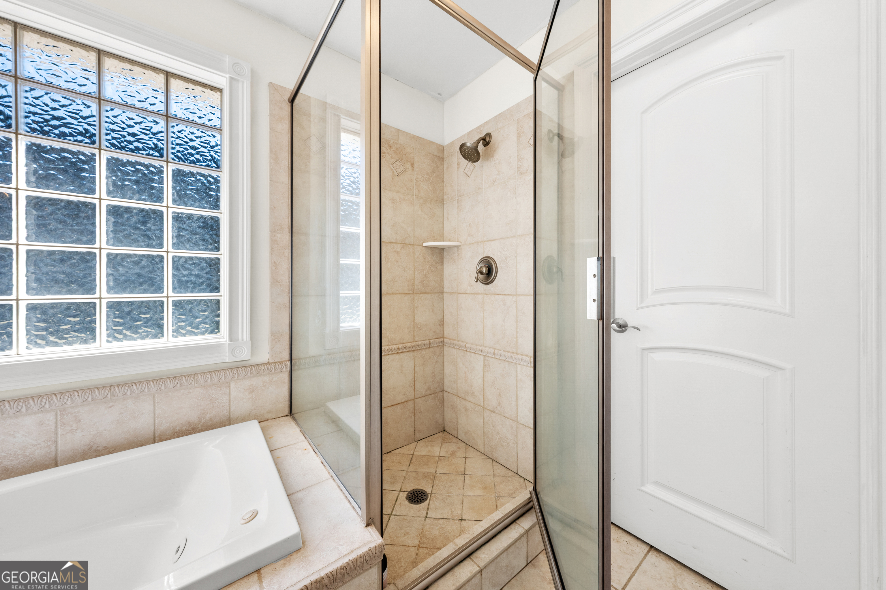 175 Highland Ridge Drive Hartwell, GA 30643 - Photo 25 of 46 a bathroom with a tub and shower