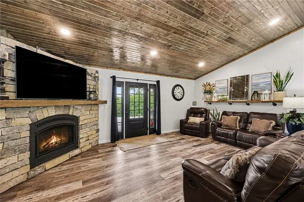 $479,900 | 16 South Lakeview Road, Mapleton, KS 66754