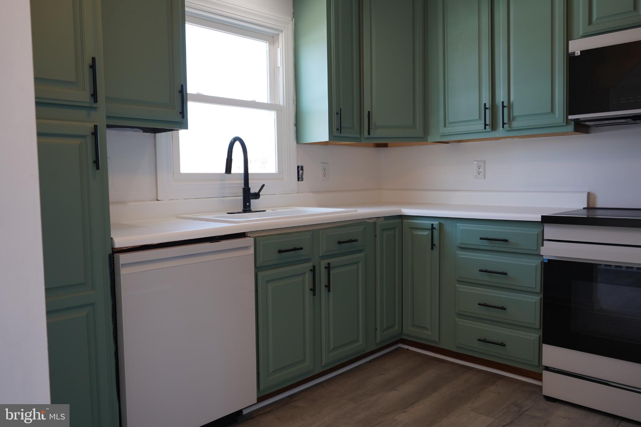 15604 Glen Ella Road Culpeper, VA 22701 - Photo 9 of 34 Charming kitchen with mint green cabinetry.