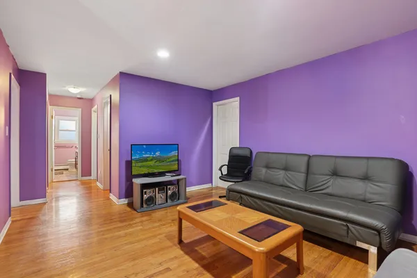 $4,600 | 2147 Ridge Avenue, Unit 2D, Evanston, IL 60201