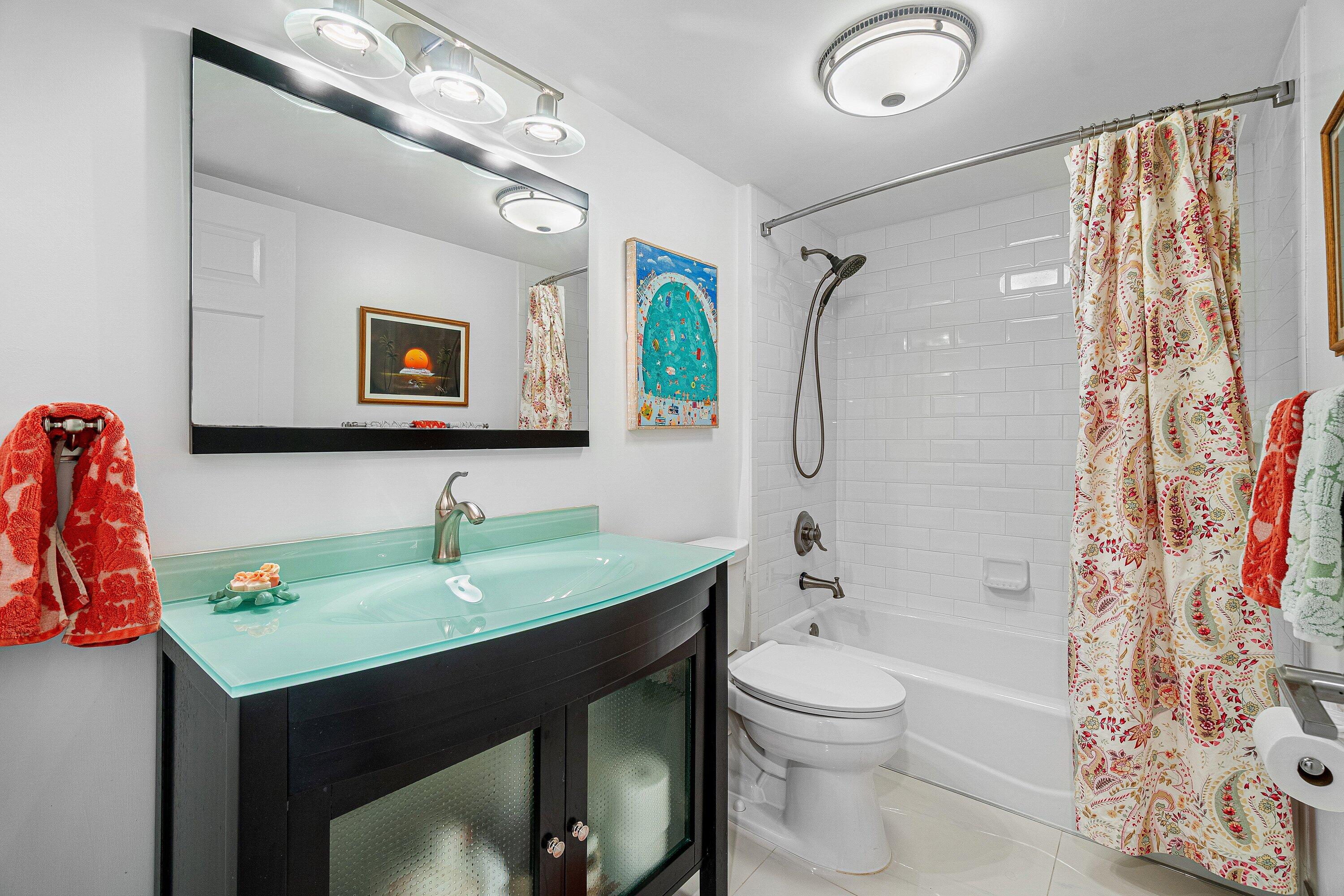 6169 Balboa Circle, Unit 202 Boca Raton, FL 33433 - Photo 27 of 33 Guest Bath