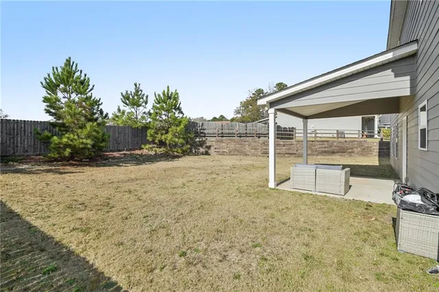 a view of a backyard