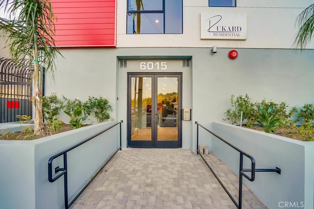6015 Woodman Avenue, Unit 301 Van Nuys, CA 91401 - Photo 2 of 34