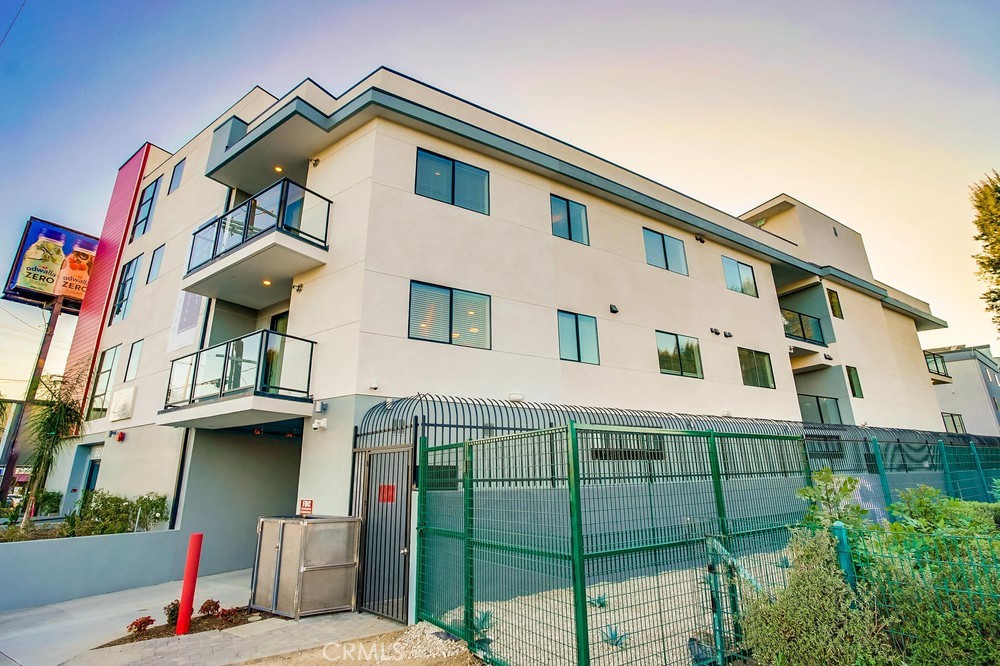 6015 Woodman Avenue, Unit 301 Van Nuys, CA 91401 - Photo 3 of 34