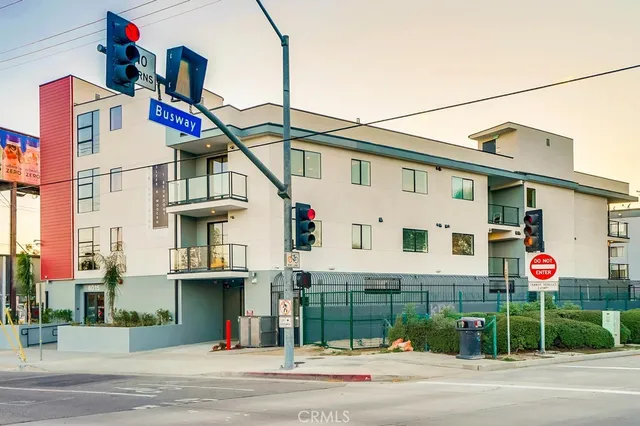 $2,250 | 6015 Woodman Avenue, Unit 301, Van Nuys, CA 91401