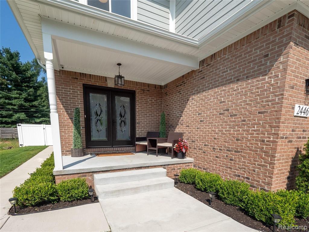 2446 Eastern Avenue Rochester Hills, MI 48307 - Photo 3 of 48