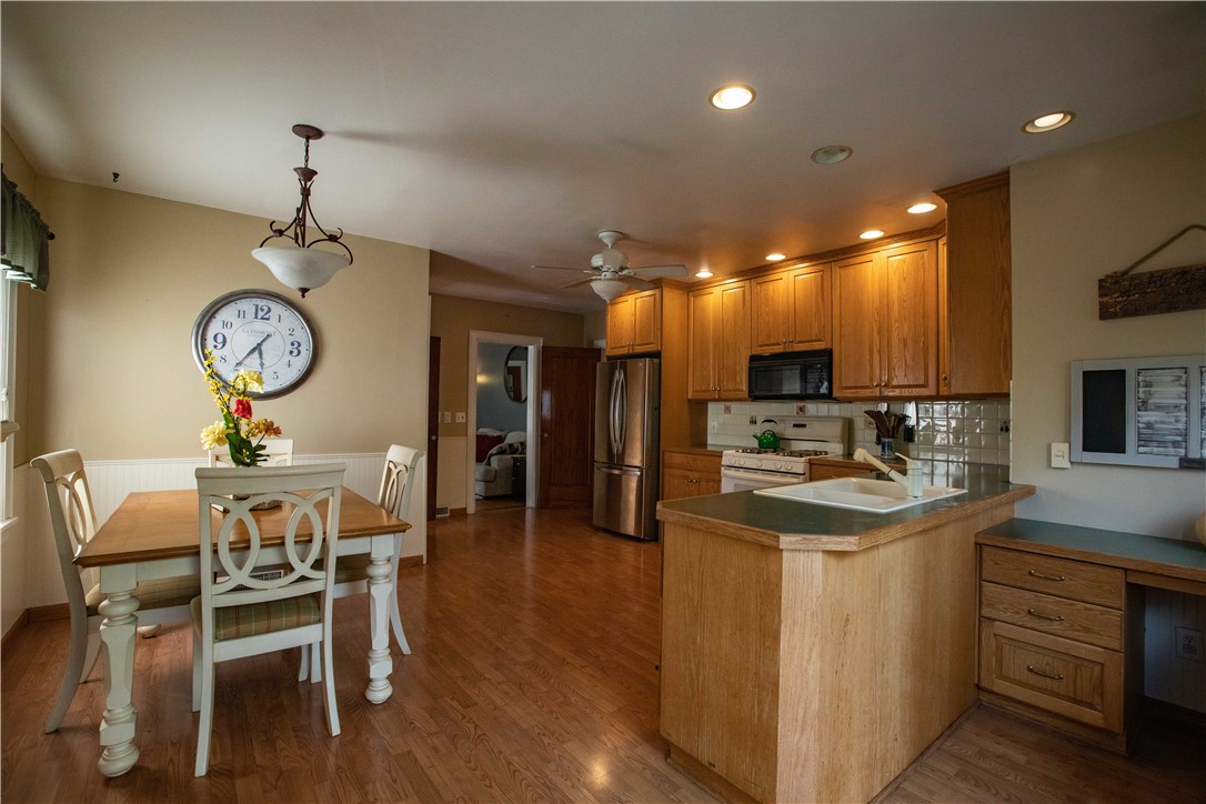 202 Kiniry Drive Irondequoit, NY 14609 - Photo 15 of 43 Master bedroom